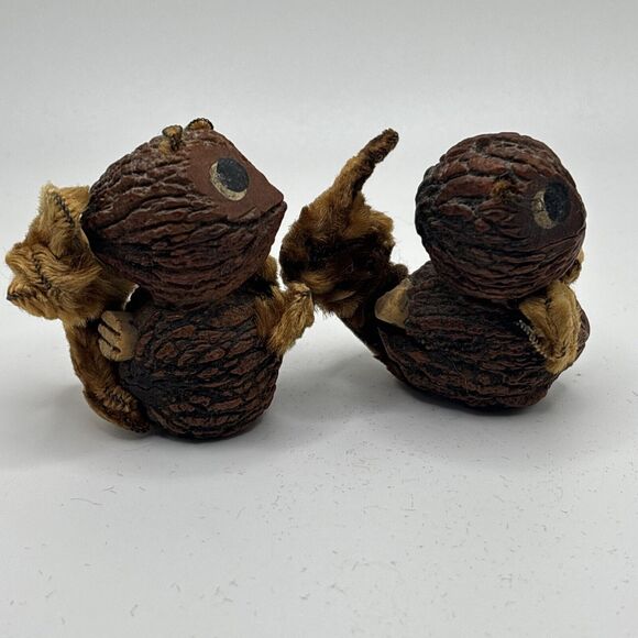 VINTAGE ANTIQUE SALT AND PEPPER SHAKERS SQUIRRELS MADE FROM WALNUTS RARE - Picture 5 of 7